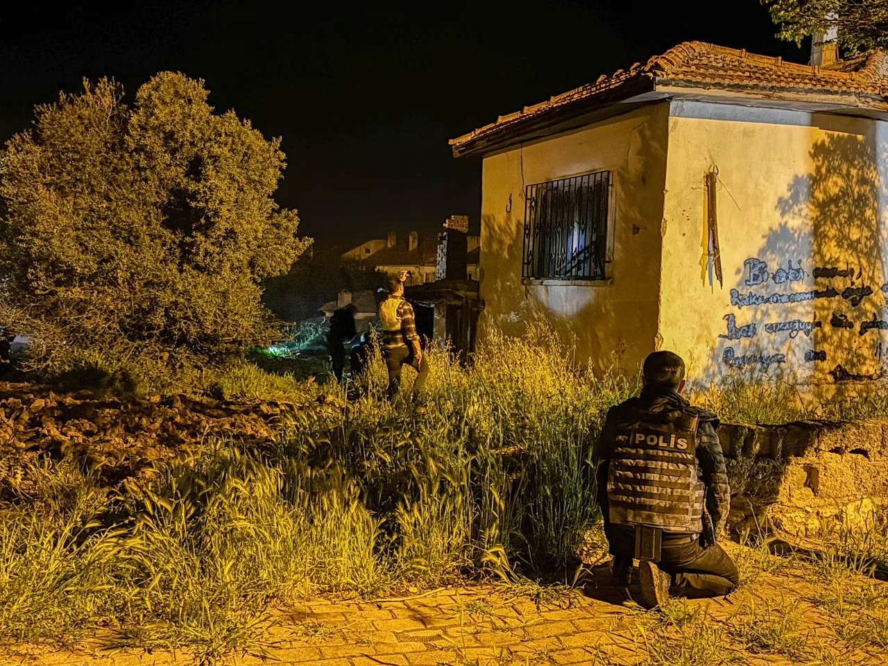 Uşak'ta ihbara giden polis ekibine silahlı saldırı! 2 polis yaralandı