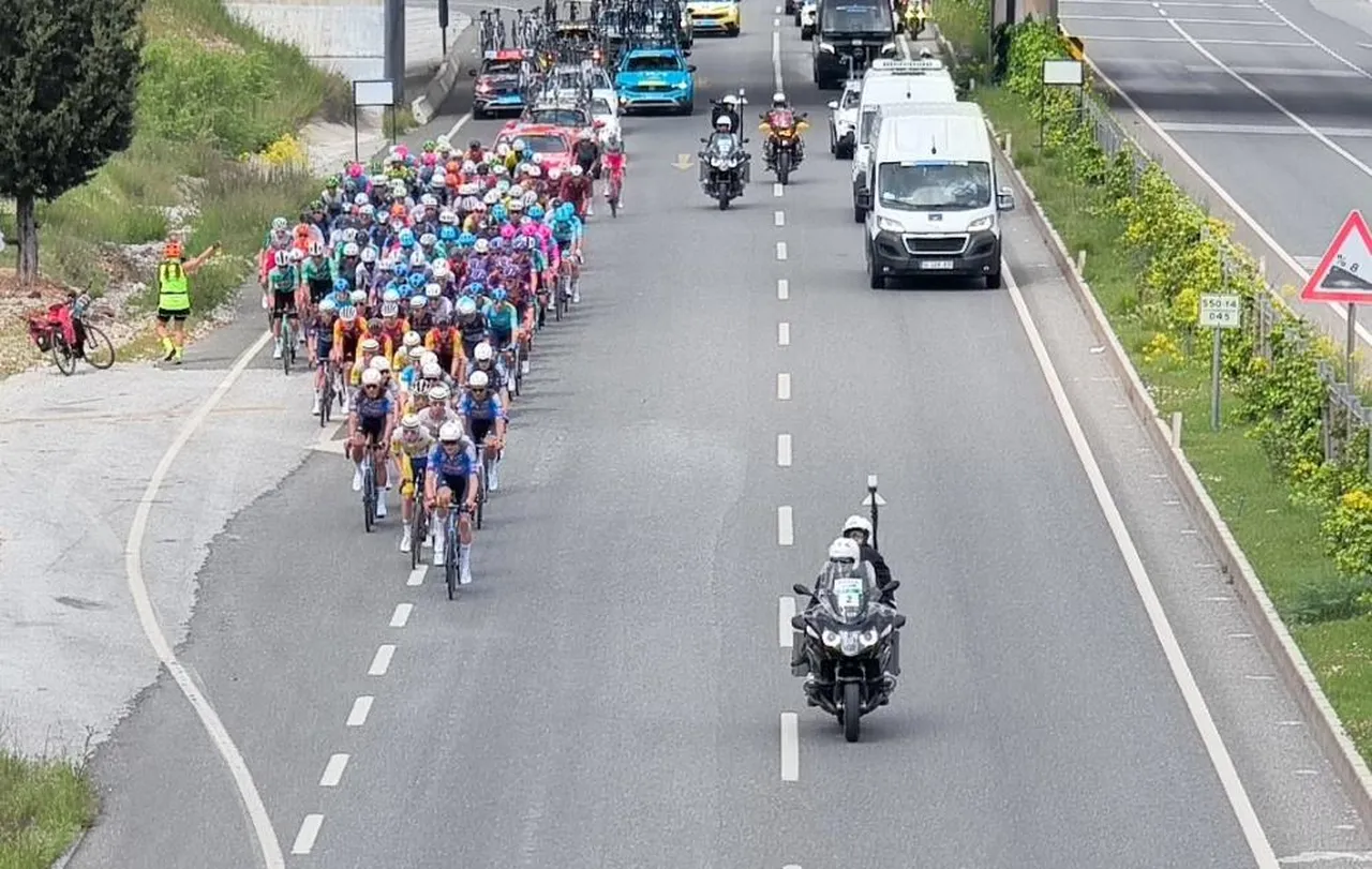 Cumhurbaşkanlığı Türkiye Bisiklet Turu'nun (TUR 2026) 61. yılında, Aydın-Marmaris etabına ev sahipliği yapan noktalardan biri de Muğla'nın Menteşe ilçesi olurken, dünya yıldızlarını ağırlayan ilçede renkli görüntüler oluştu.