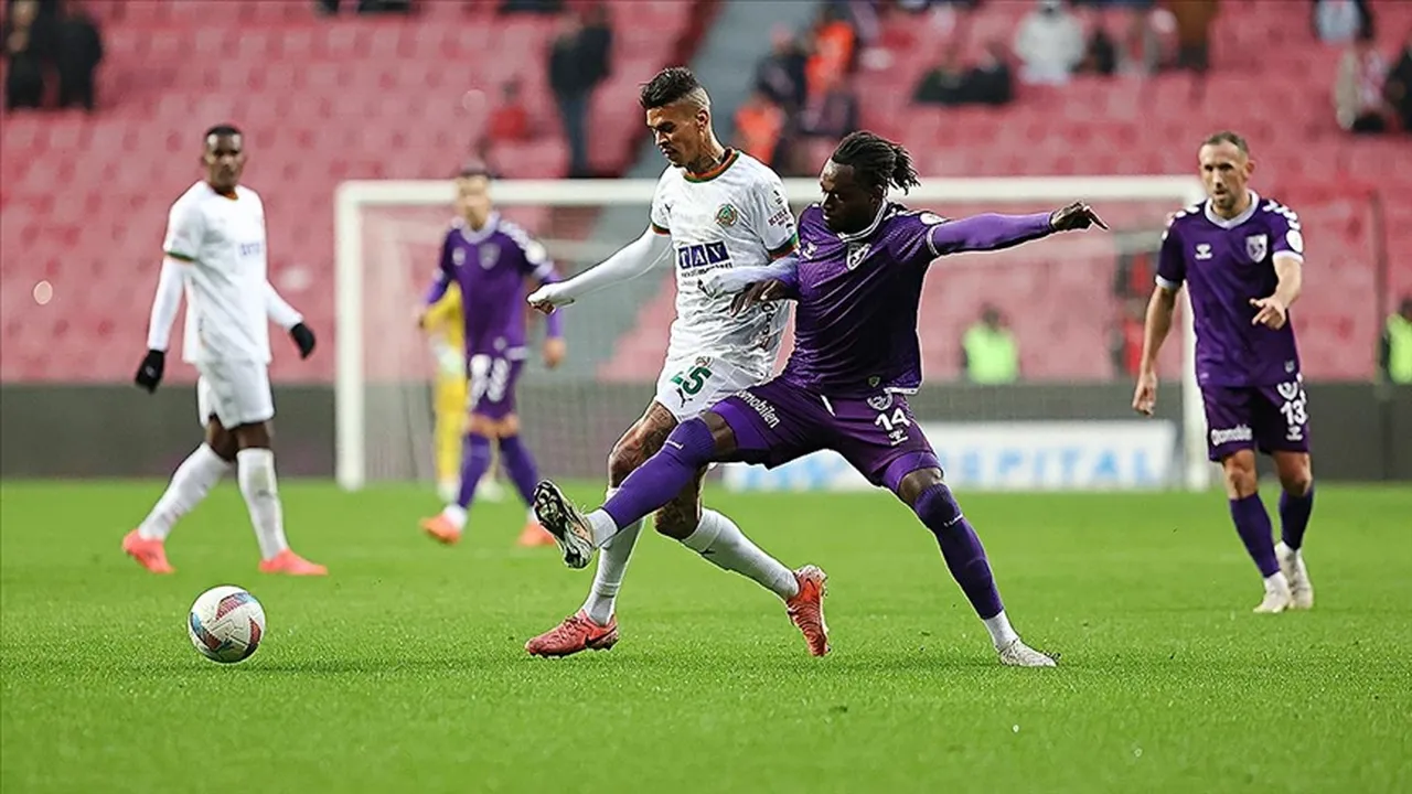 Alanyaspor - Samsunspor maçı hangi kanalda, saat kaçta canlı yayınlanacak? Maçı Ozan Ergün yönetecek!