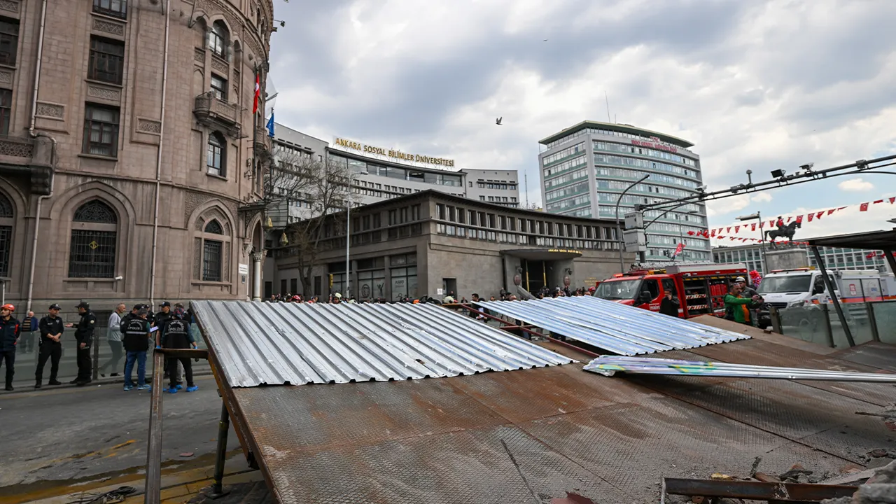 Ankara’da 4 katlı binanın platformu çöktü! 3 yaralı, 1 araçta hasar var 