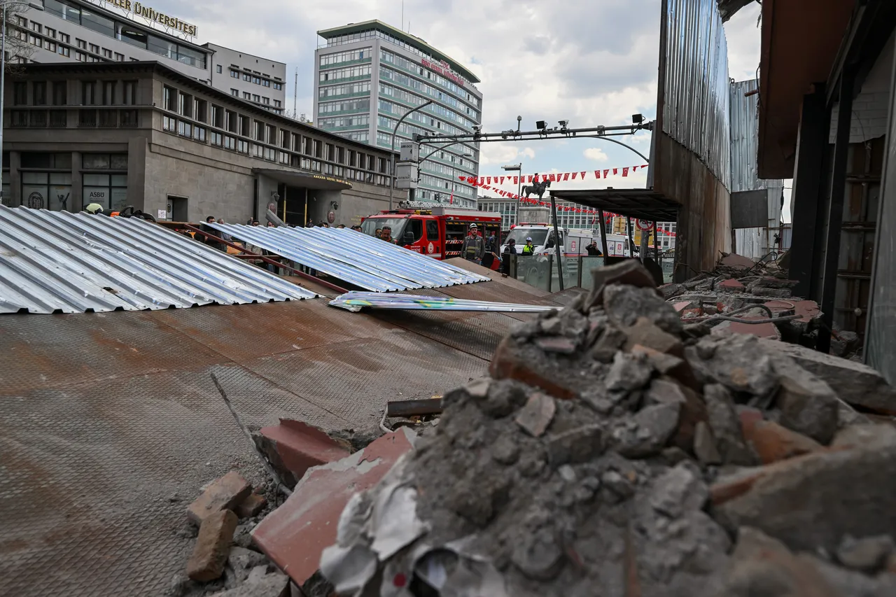 Ankara’da 4 katlı binanın platformu çöktü! 3 yaralı, 1 araçta hasar var