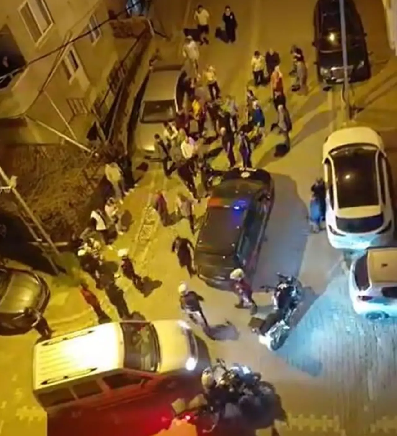 Ayrıldığı kadının evini bastı, taş atıp silahla ateş açtı