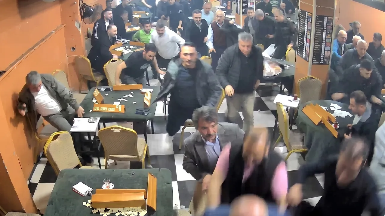 Bir otomobil geçti, kahvehane sokağa döküldü! Nedeni ise çok başka çıktı