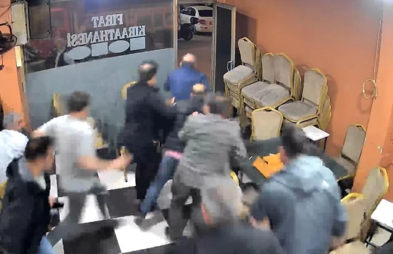 Bir otomobil geçti, kahvehane sokağa döküldü! Nedeni ise çok başka çıktı