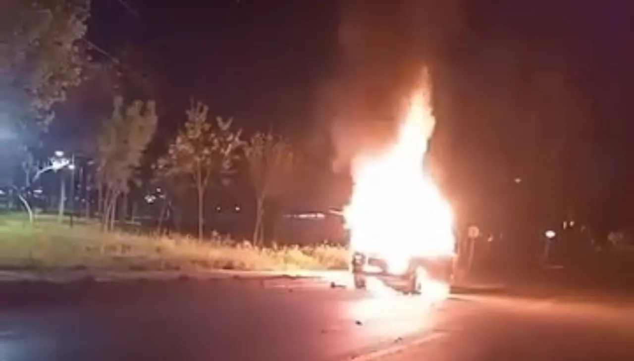 Bursa'da park halindeki otomobil gece yarısı alev topuna döndü!