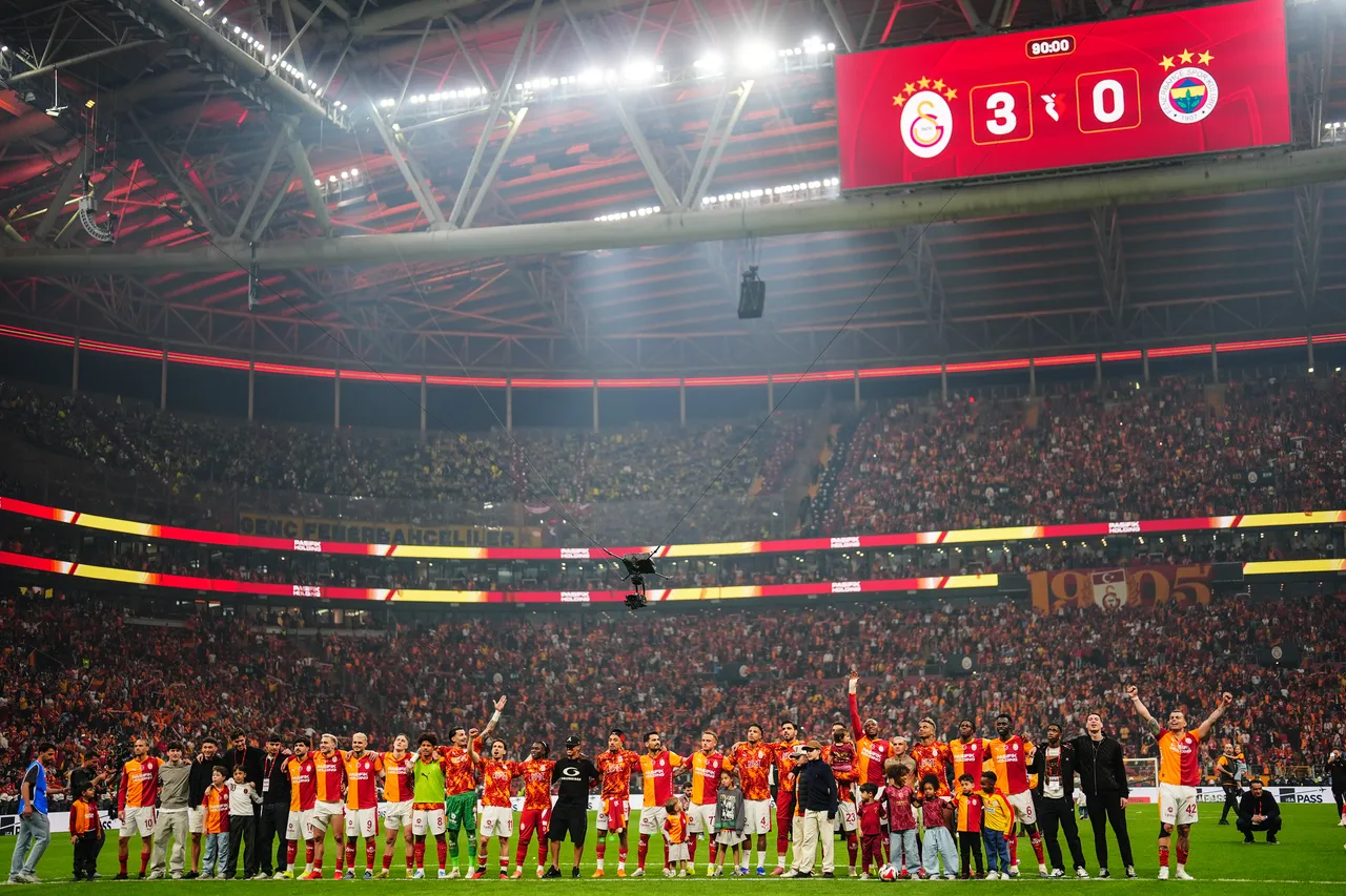 Galatasaray, Süper Lig'de bitime 3 hafat kala Fenerbahçe ile arasındaki puan farkını 7'ye çıkardı.