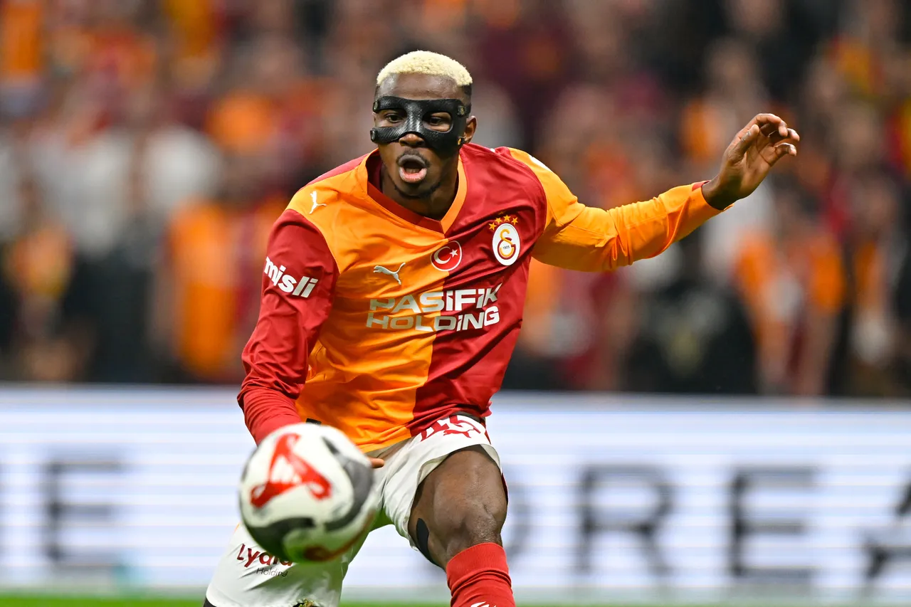 Vİctor Osimhen ve Mert Müldür, uzatma bölümünde sarı kart gördü.