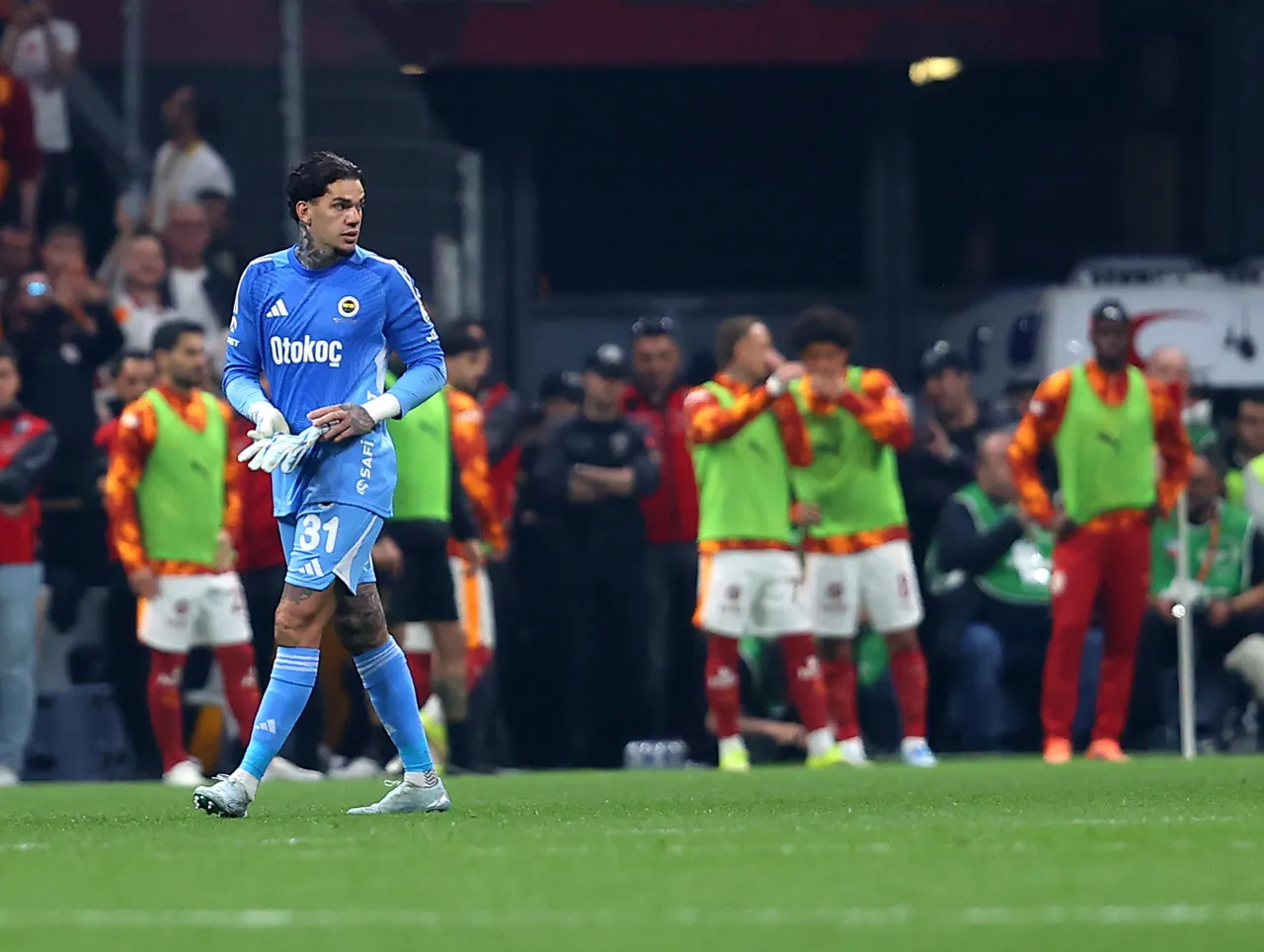 Ederson, 62'nci dakikada ikinci sarıdan kırmızı kart gördü.