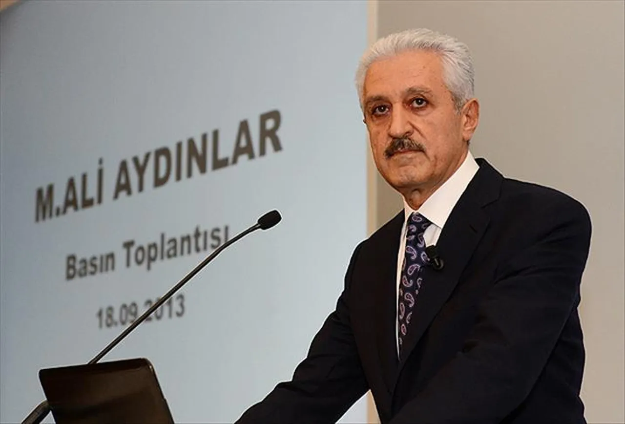 Mehmet Ali Aydınlar, 5 yıl Fenerbahçe Kulübü Yönetim Kurulu Üyeliği yaptı.