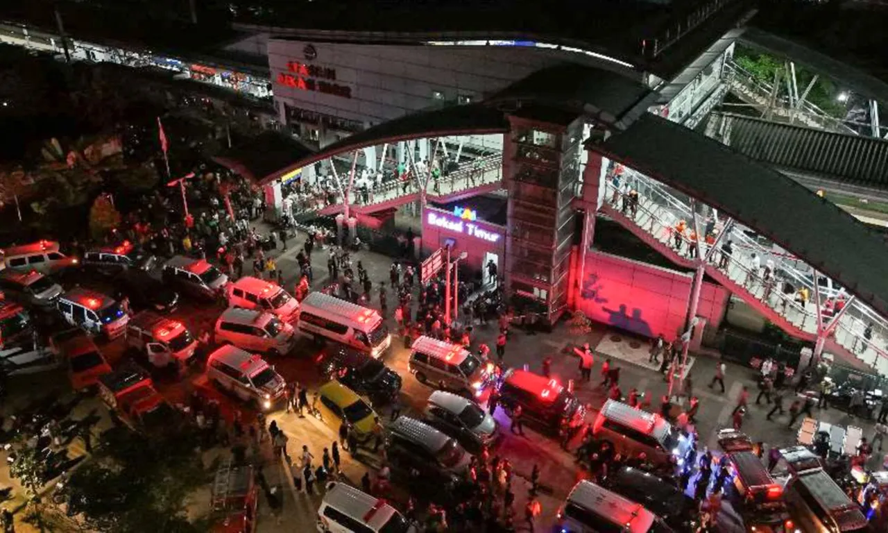 İki tren çarpıştı, istasyon savaş alanına döndü! Ölü ve yaralılar var