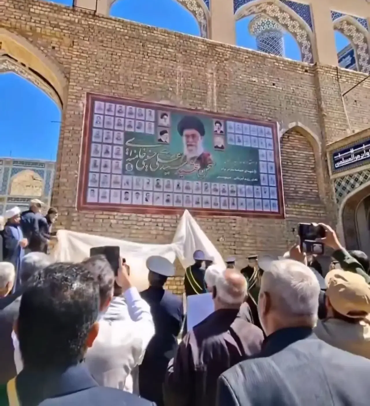 İrandaki şehitler anıtı görüntüsü gündem oldu! Kullanıcılar ikiye ayrıldı: Hamaney yaşıyor mu?