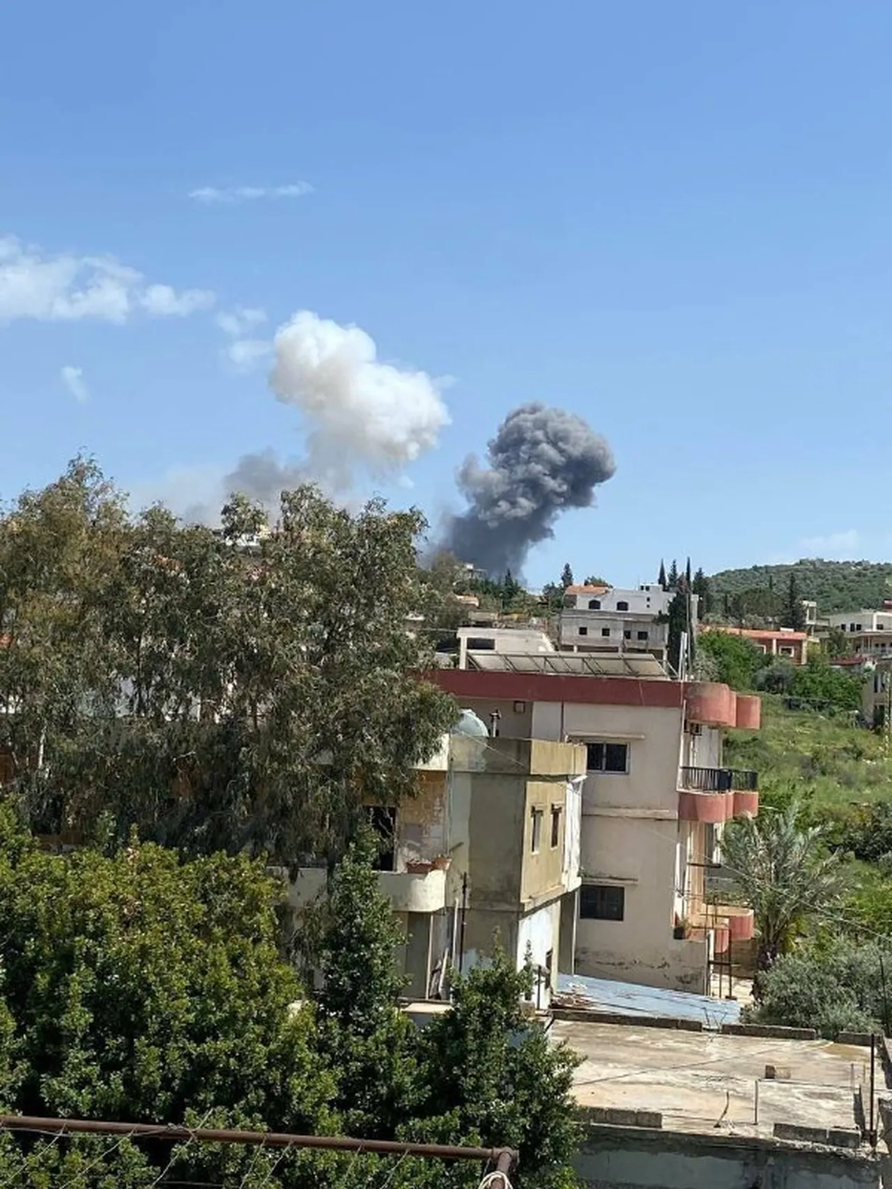 İsrail tüm uyarılara rağmen ateşkesi yeniden deldi! Lübnan bombalanıyor