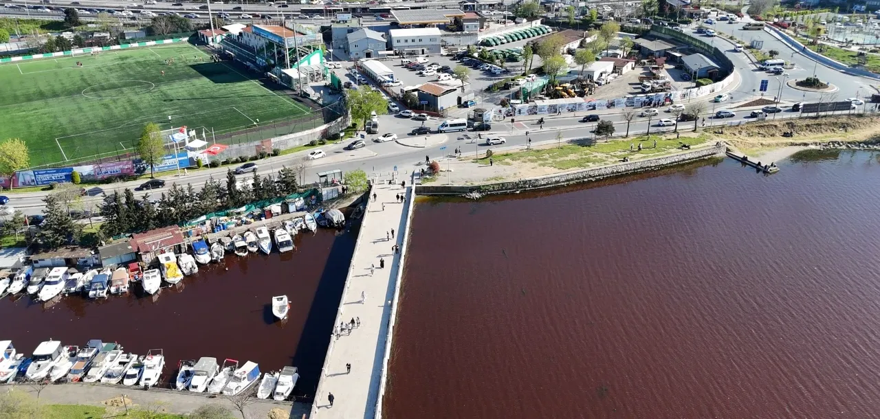 İstanbul'da korkutan manzara! Küçükçekmece Gölü kırmızıya büründü