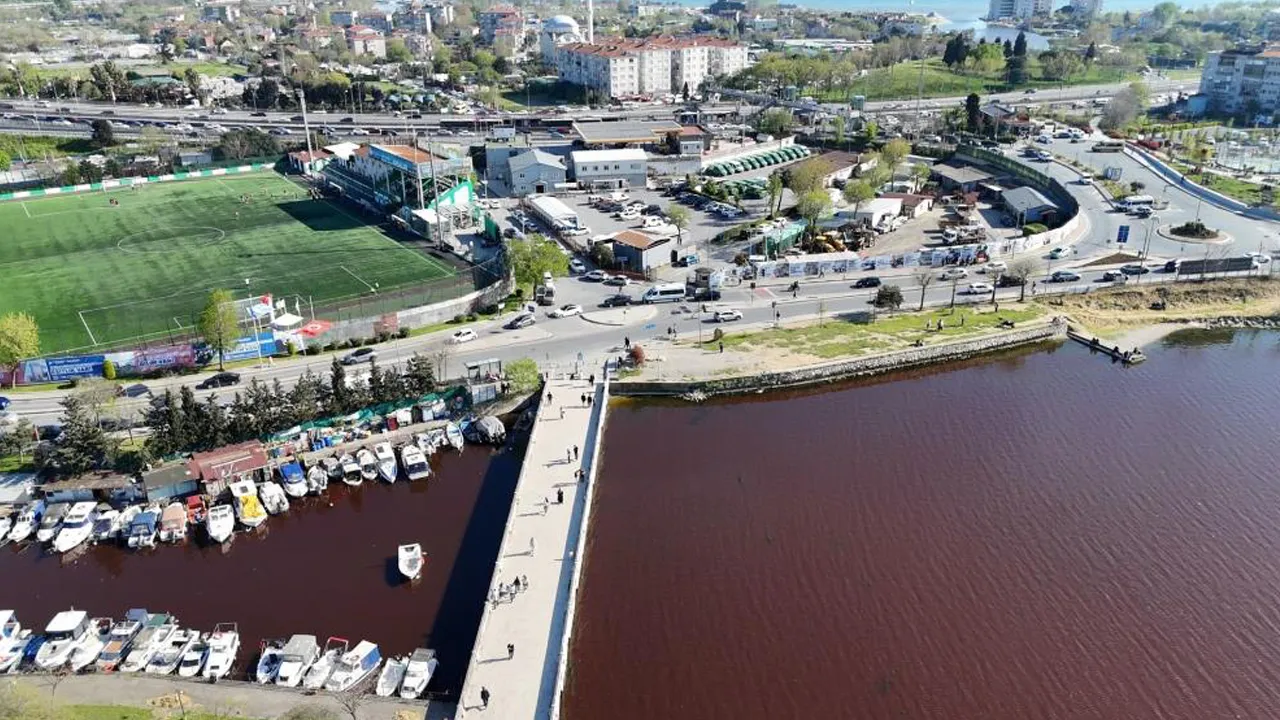 İstanbul'un göbeğindeki göl kırmızıya döndü