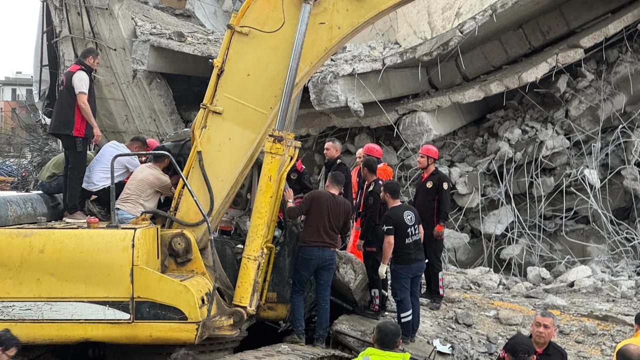 Kahramanmaraşta otopark yıkımında korku dolu anlar! Enkaz altından yarım saat sonra çıkarıldı