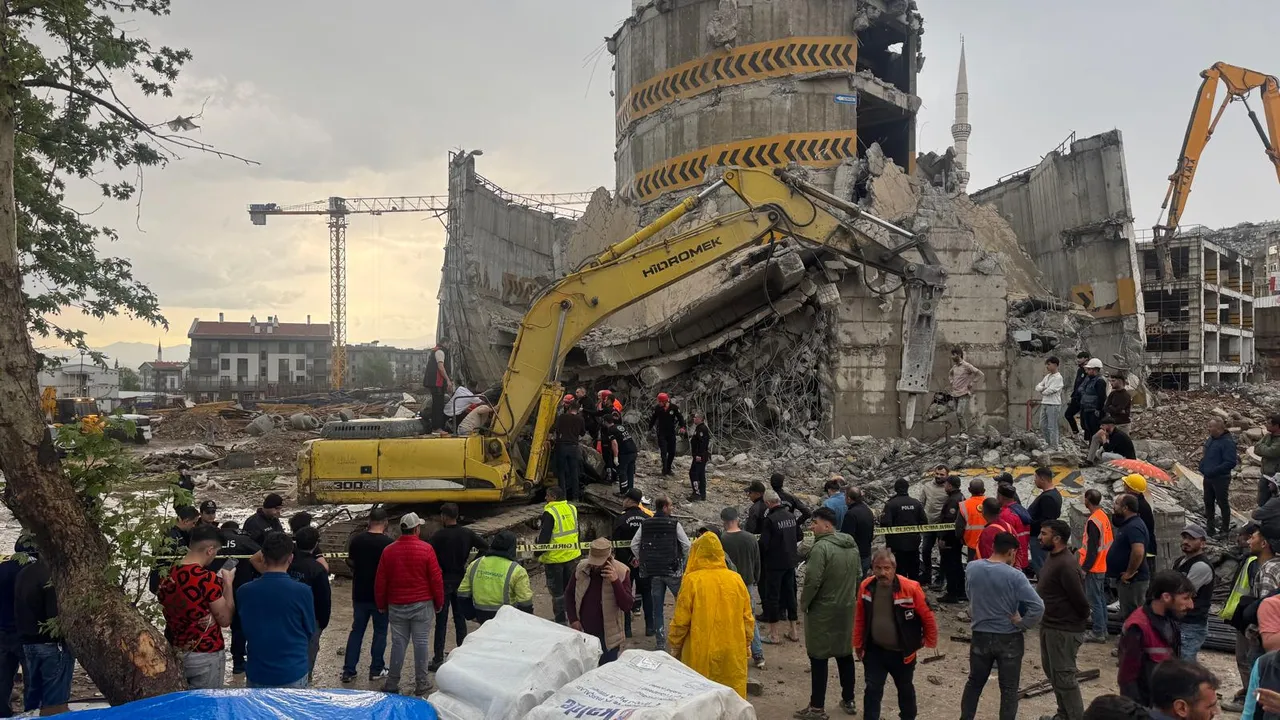 Kahramanmaraşta otopark yıkımında korku dolu anlar! Enkaz altından yarım saat sonra çıkarıldı