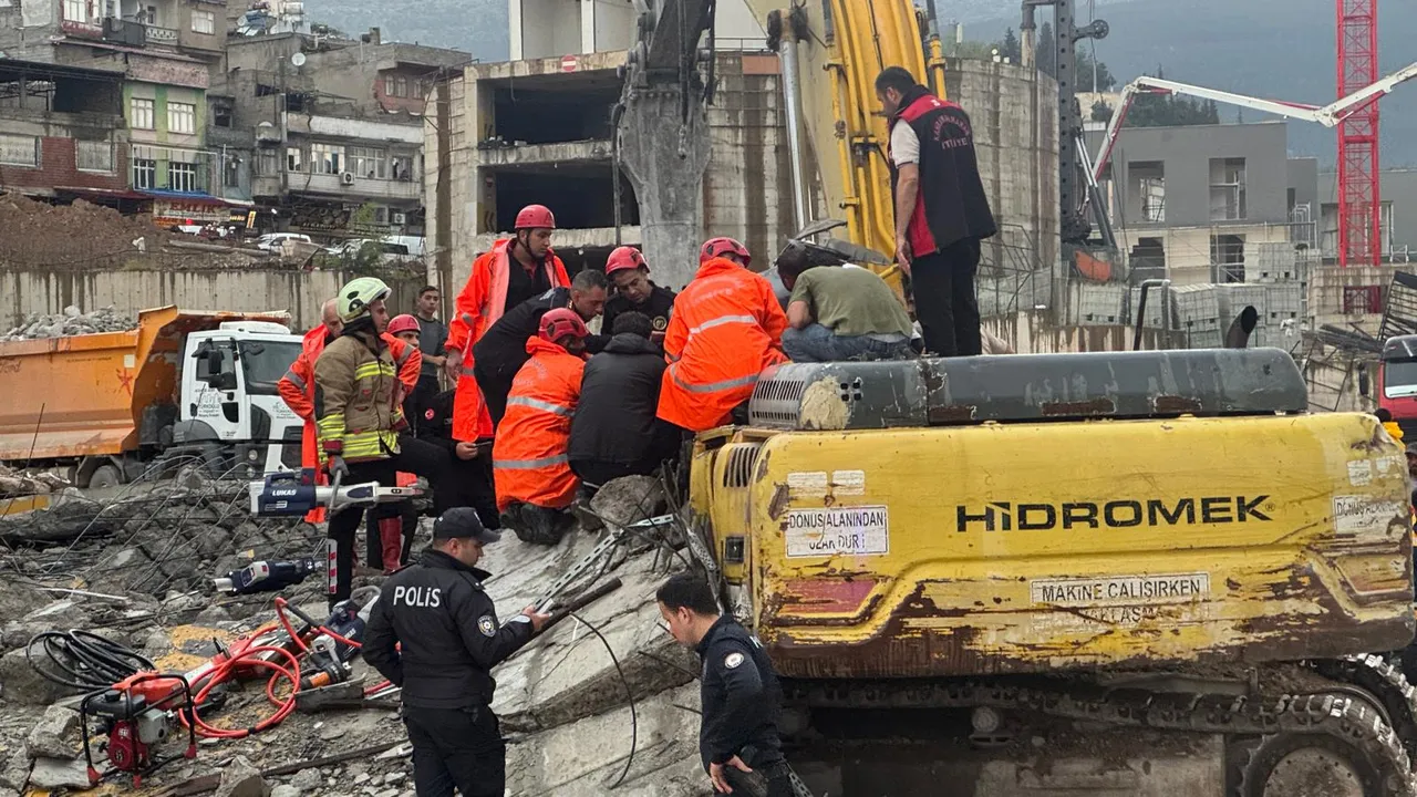 Kahramanmaraşta otopark yıkımında korku dolu anlar! Enkaz altından yarım saat sonra çıkarıldı