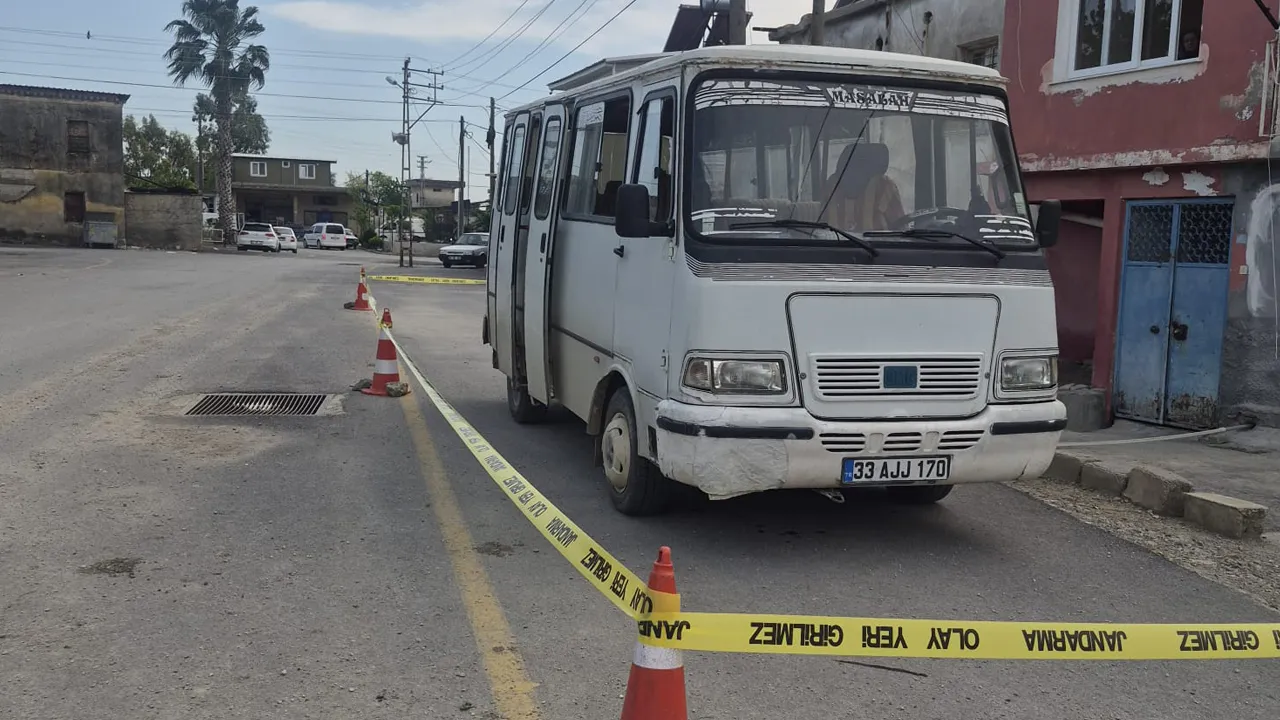 Mersin'de acı olay: Babasının kullandığı minibüsün altında kaldı
