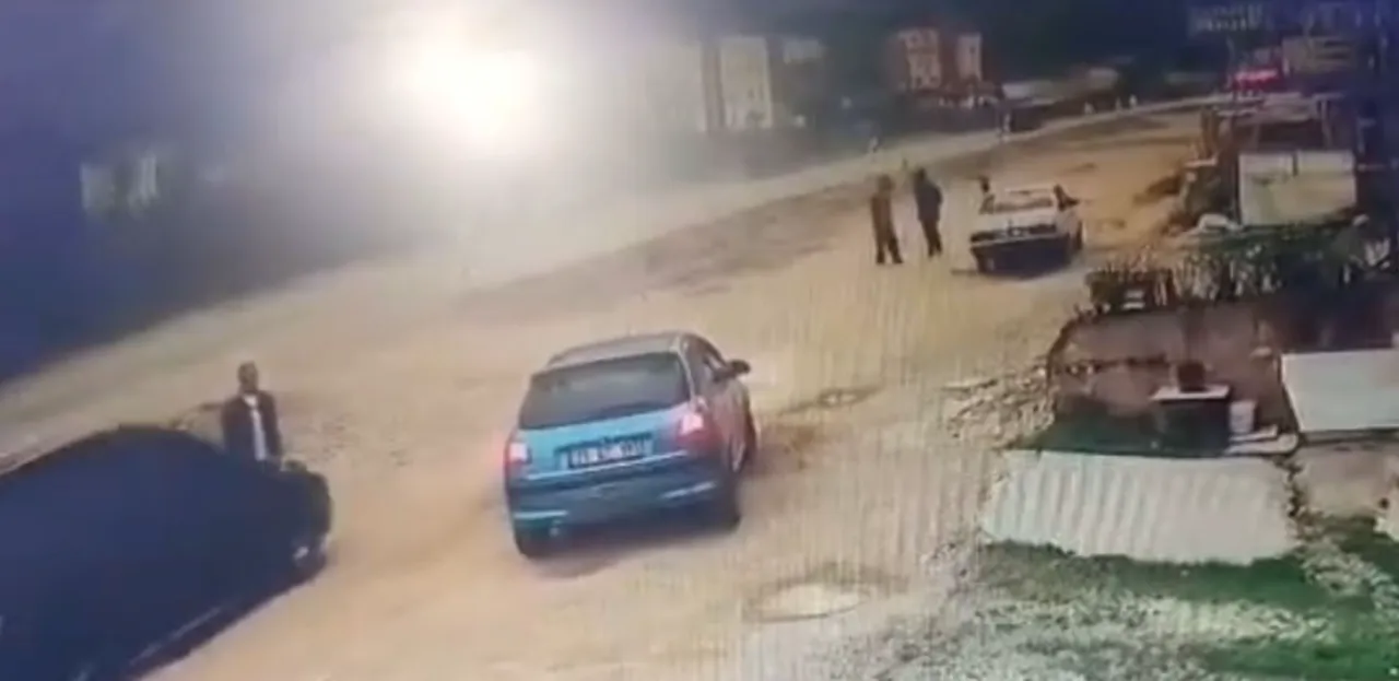 Önce yanına gelip konuştu, sonra aracıyla acımasızca çarptı! O anlar kamerada