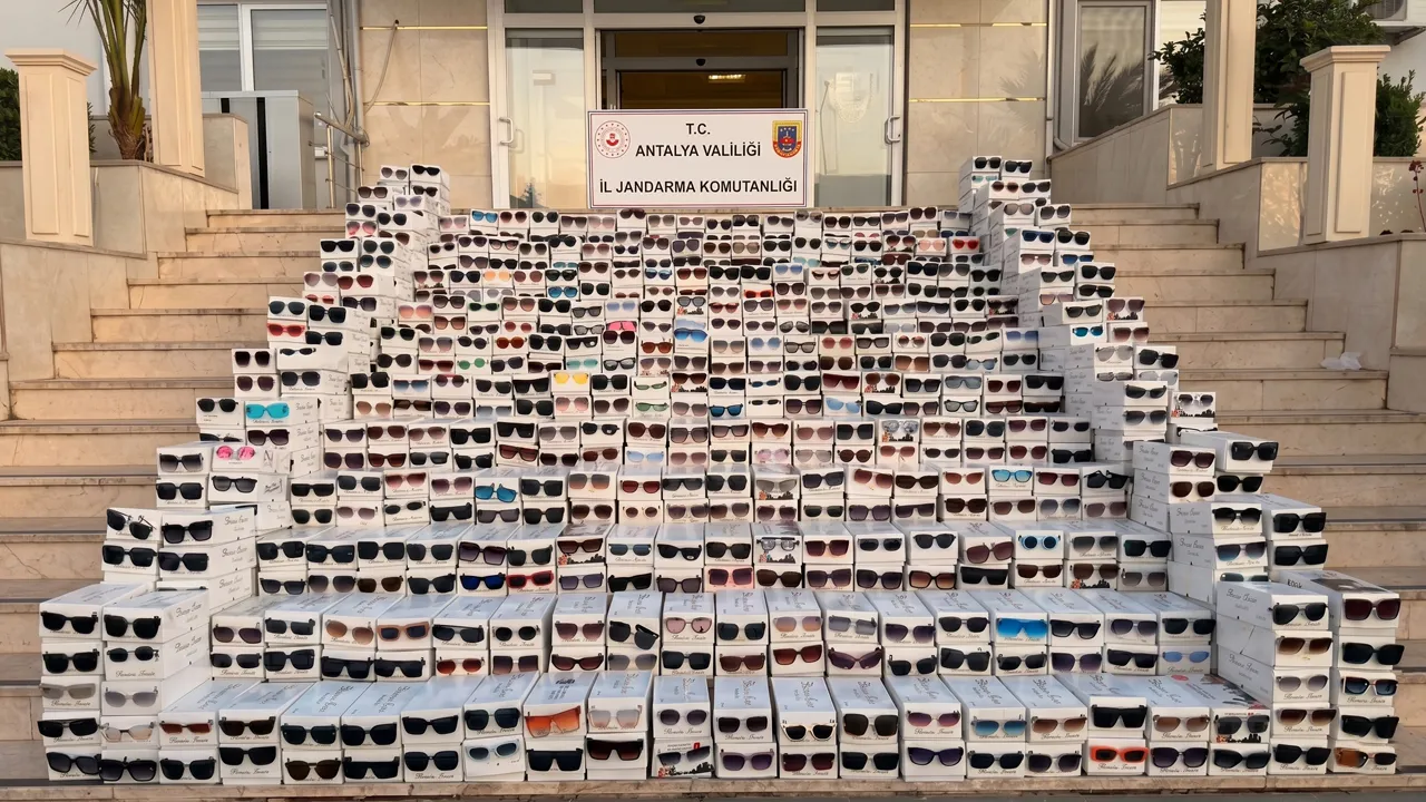 Piyasa değeri tamı tamına 20 milyon lira! Antalya'da 20 bin kaçak gözlük ele geçirildi