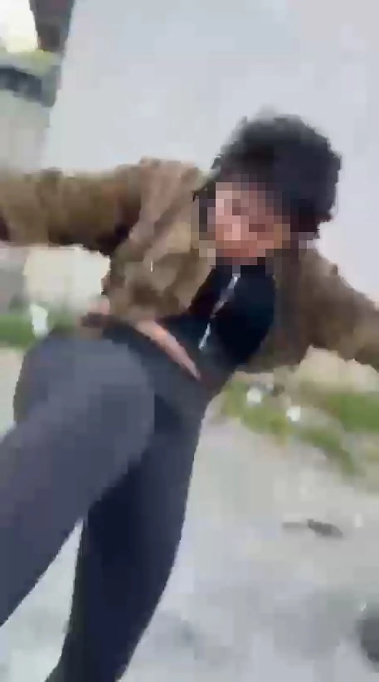 Sokak ortasında eski kocasını darbetti