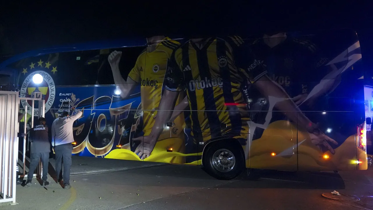 Taraftar Samandıra'yı bastı! Fenerbahçe otobüsü taşlandı