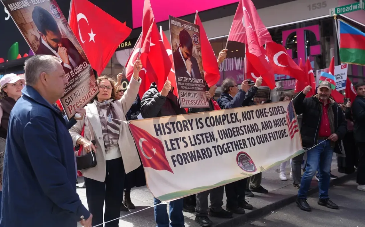 Times Meydanı’nda Mamdani’ye Osmanlı dersi! Türkiye ve Azerbaycan tek yürek oldu