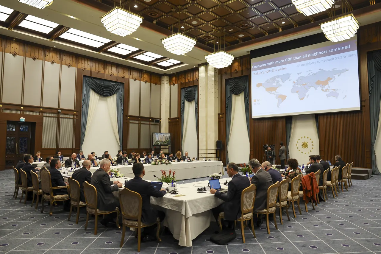 Hazine ve Maliye Bakanı Mehmet Şimşek, Cumhurbaşkanı Recep Tayyip Erdoğan tarafından kamuoyuna duyurulan "Türkiye Yüzyılı: Yatırım İçin Güçlü Merkez" vizyonu kapsamında, Cumhurbaşkanı Yardımcısı Cevdet Yılmaz başkanlığında Cumhurbaşkanlığı Külliyesi'nde gerçekleştirilen basın toplantısında sunum yaptı.