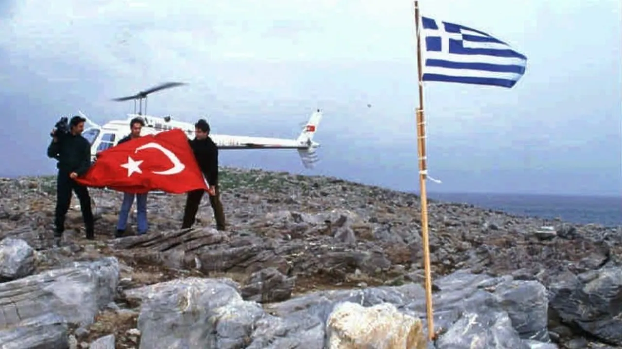 Yunanistan Ege’deki adalar konusunda toptancı bir anlayışla, anlaşmalarda ismen zikredilen adalar bölgesinde yer alan coğrafi formasyonlar üzerinde de hak iddia ediyor.