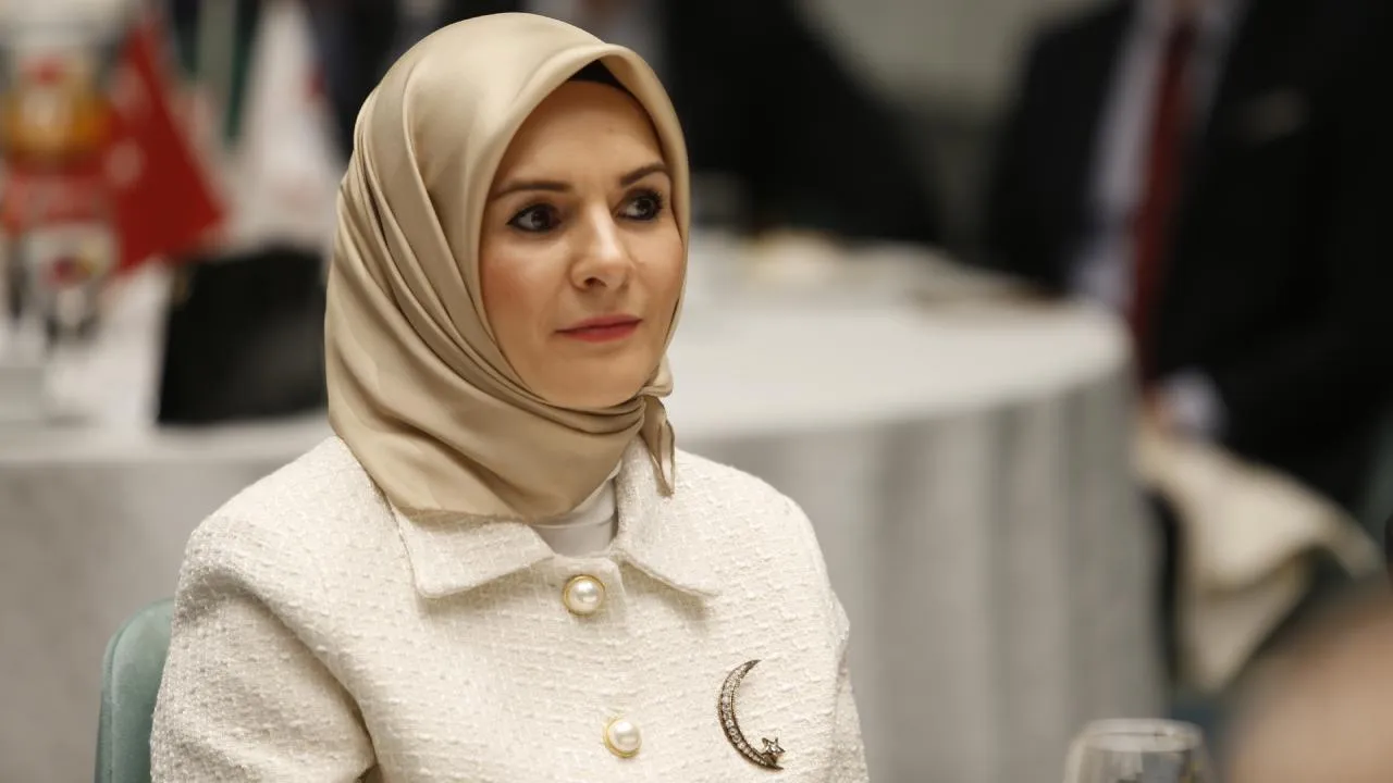 Aile Bakanı Göktaş dijital risklere dikkat çekti: Tehlike sokaktaydı şimdi evin içine girdi