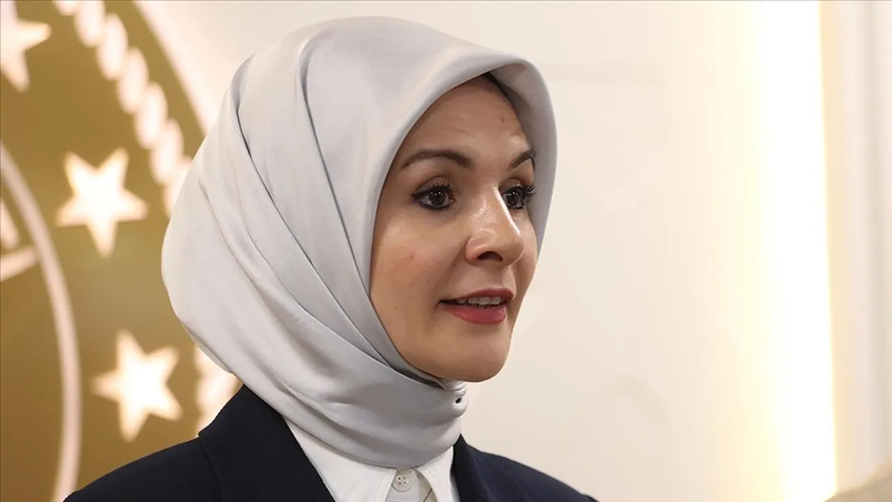 Aile Bakanı Göktaş dijital risklere dikkat çekti: Tehlike sokaktaydı şimdi evin içine girdi