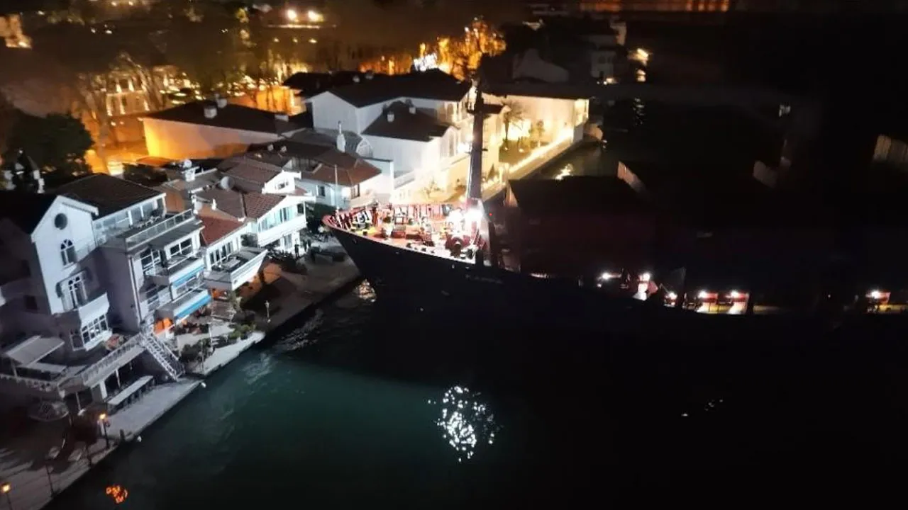 Boğaz'da korku dolu anlar! Dev gemi yalıya metreler kala karaya oturdu