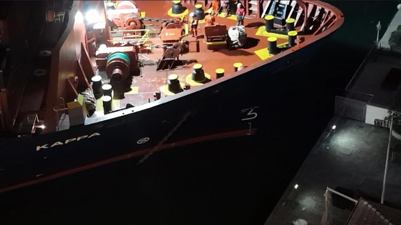 Boğaz'da korku dolu anlar! Dev gemi yalıya metreler kala karaya oturdu