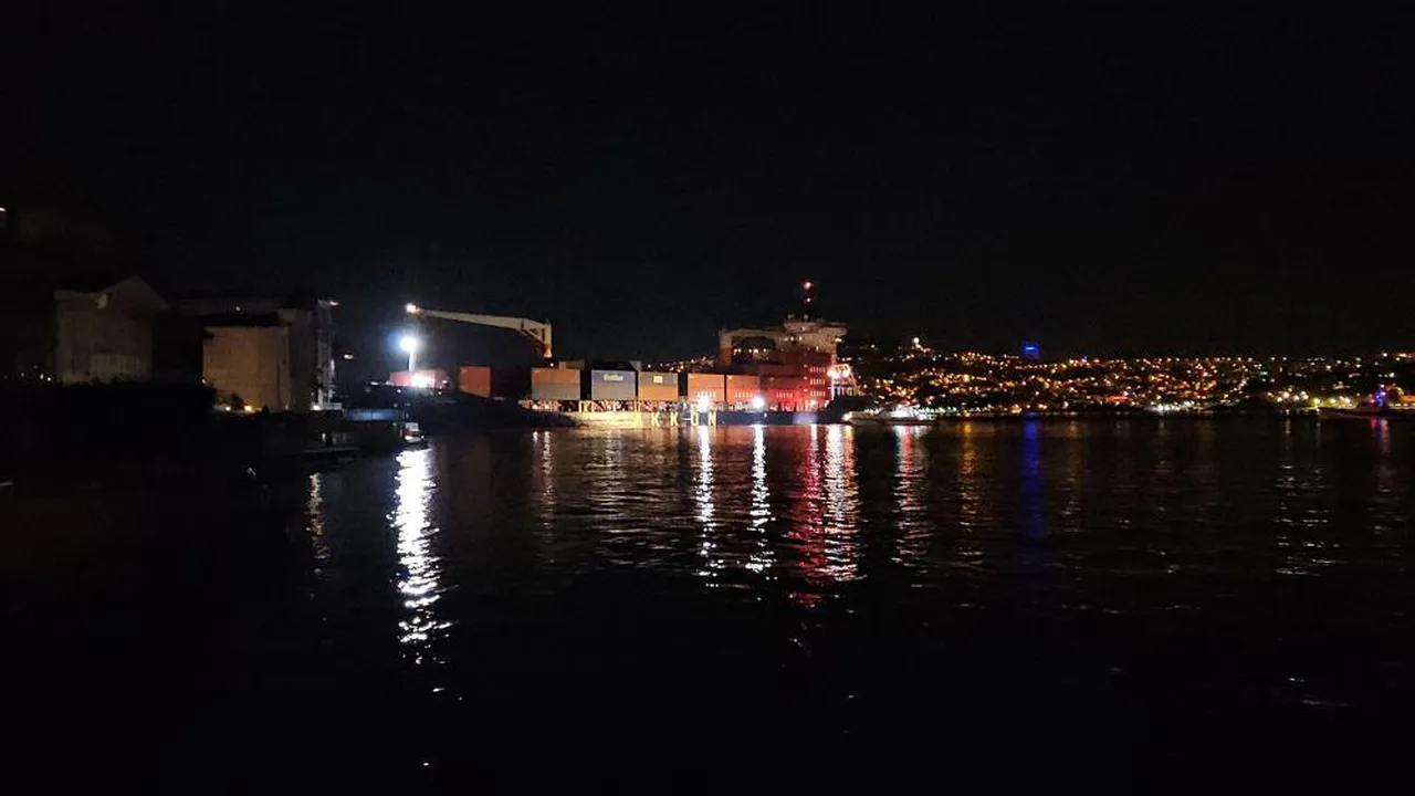 Boğaz'da korku dolu anlar! Dev gemi yalıya metreler kala karaya oturdu