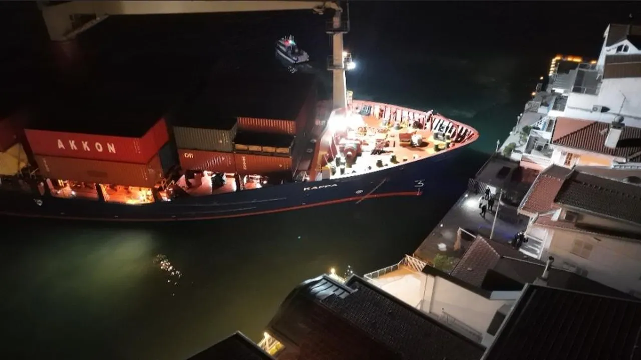 Boğaz'da korku dolu anlar! Dev gemi yalıya metreler kala karaya oturdu