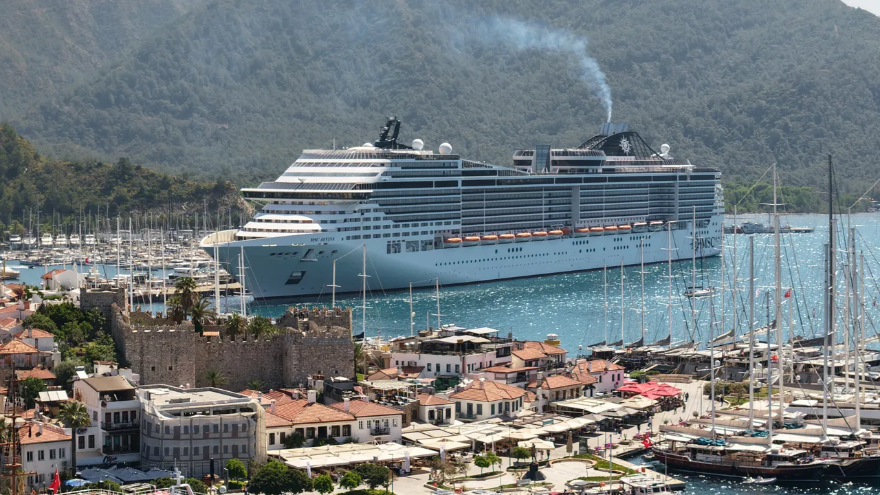 Dev gemi Marmaris'e demir attı: Binlerce turist ilçeye akın etti
