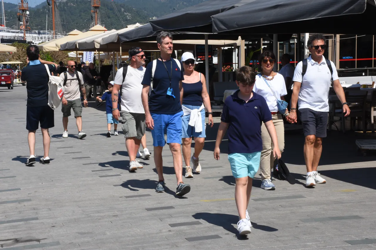 Marmaris ve Kuşadası'na turist akını! Dev gemiler limana yanaştı