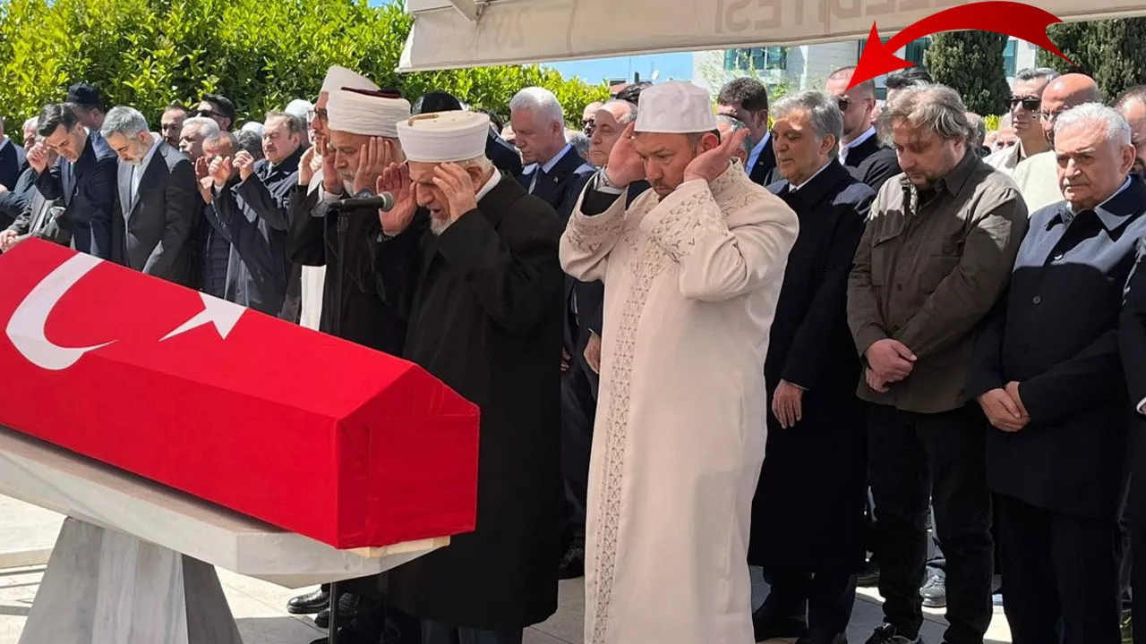 Eski vekil defnedildi! Cenazeye Abdullah Gül de katıldı