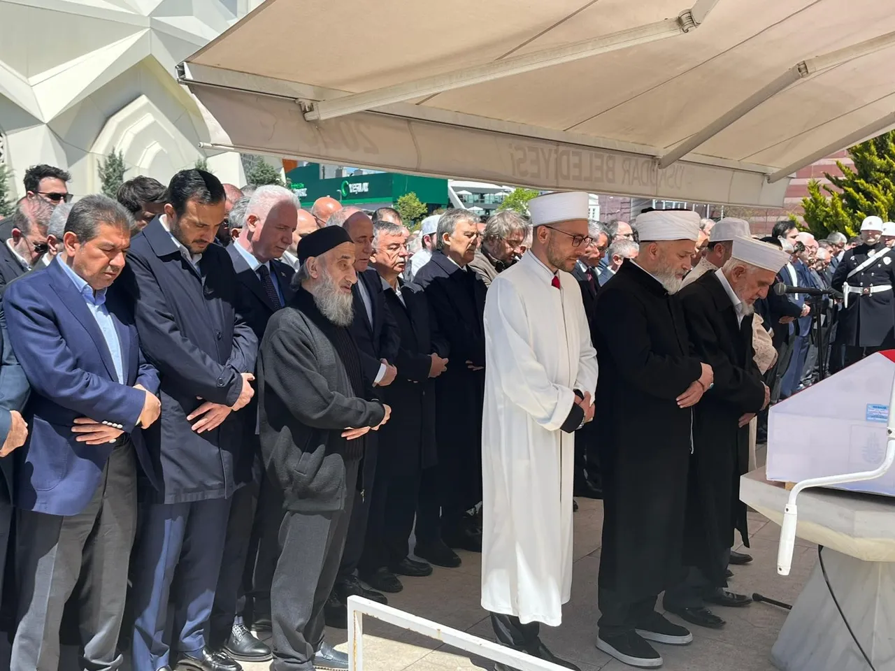 Eski vekil defnedildi! Cenazeye Abdullah Gül de katıldı