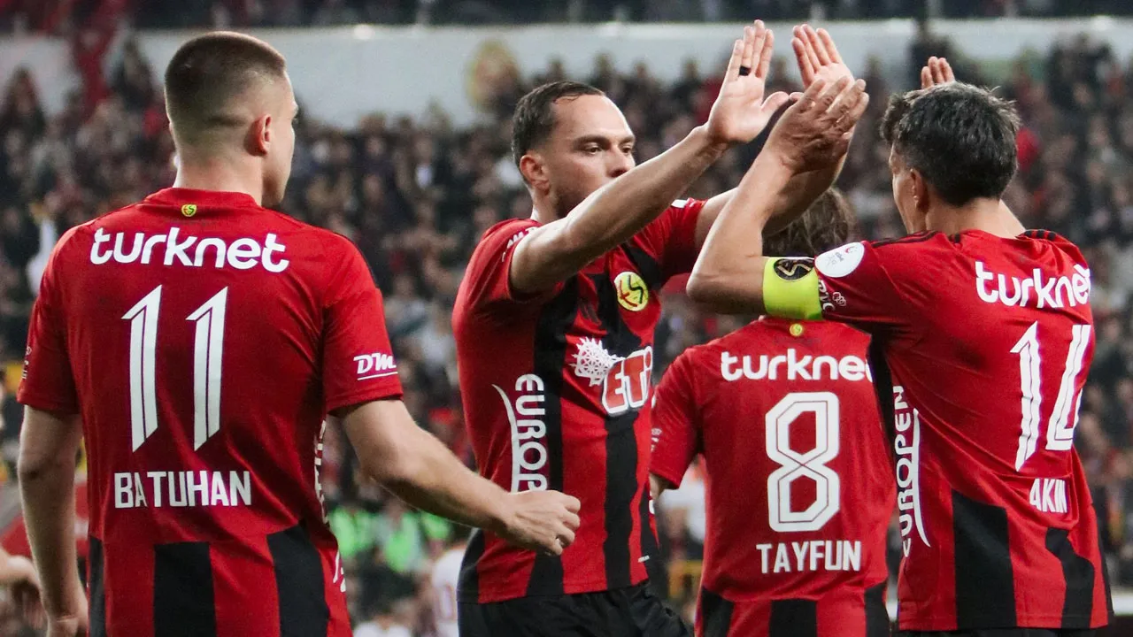 Eskişehirspor, Balıkesirspor'u 3 golle devirdi: 2. Lig yolunda ilk adım