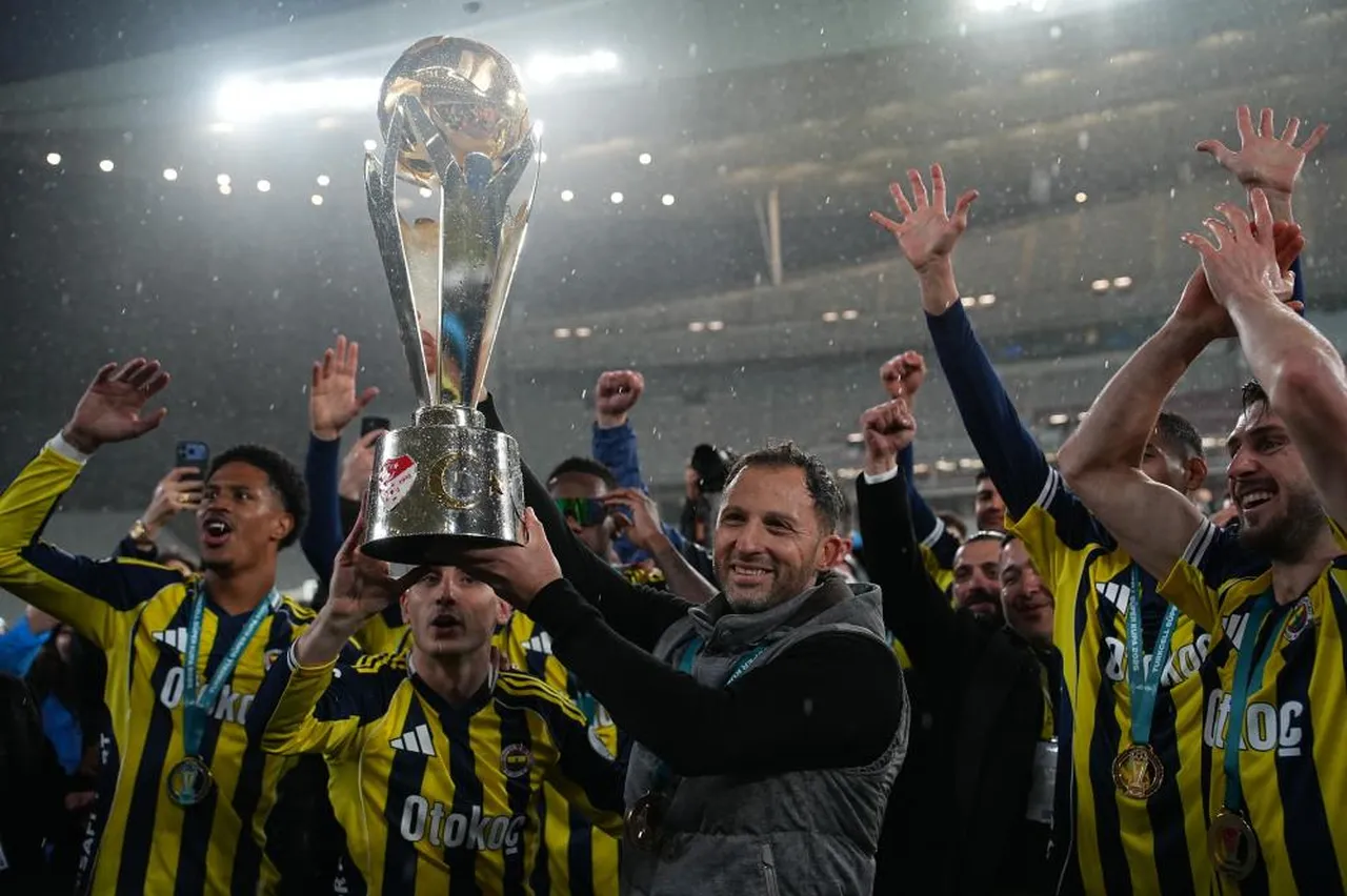 İtalyan teknik adam, Fenerbahçe'de TFF Süper Kupa zaferi yaşadı.