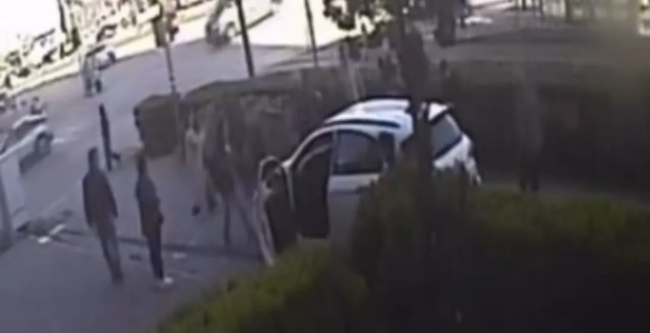 Geri geri gelen otomobil dehşet saçtı! Yayanın üzerinden geçtiği anlar kamerada