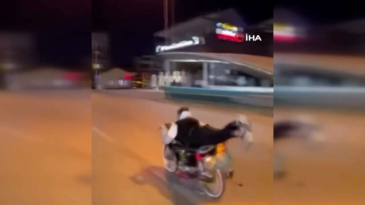 Görenleri hayrete düşüren tehlikeli yolculuk! Motosikletin üzerine yatarak ilerledi