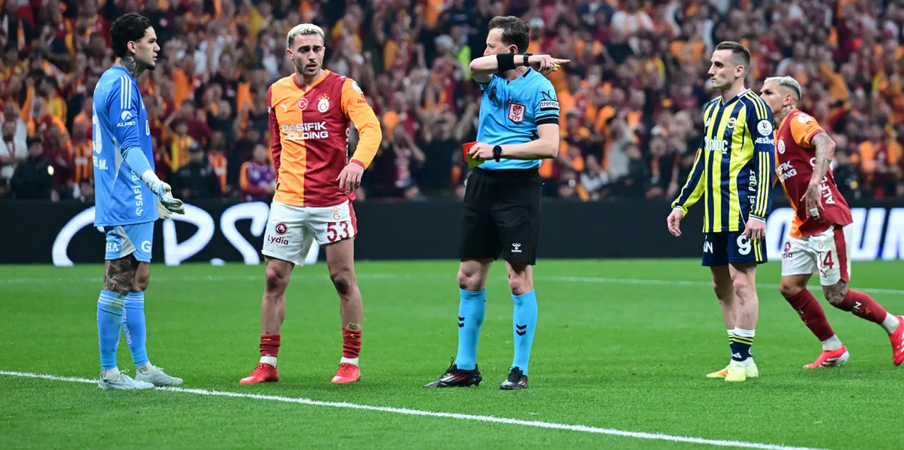 Fenerbahçe'de Ederson, 62'nci dakikada kırmızı kart gördü.