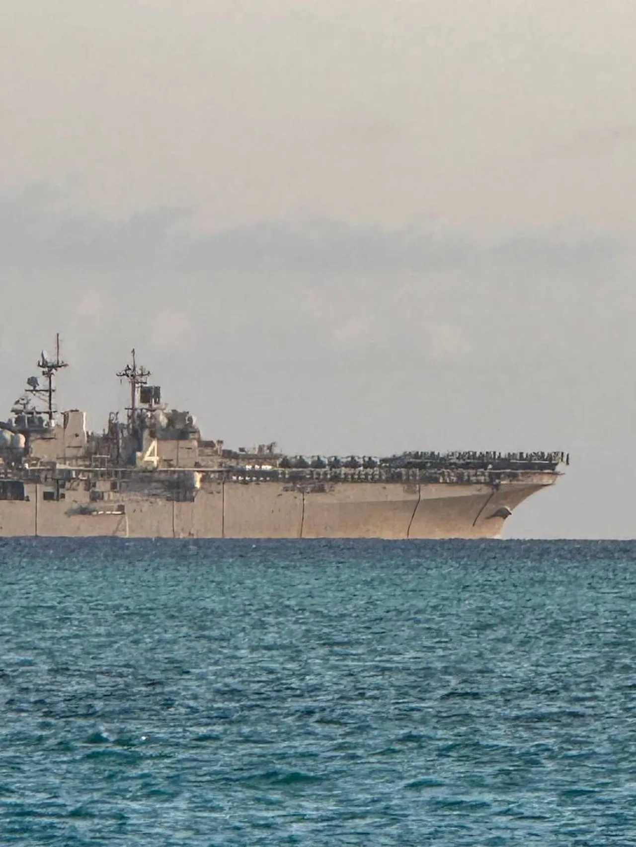 ABD Donanması'nın taarruz gemisi USS Boxer, amfibiye hazır grubu ve 11. Deniz Piyade Müfrezesi ile birlikte Orta Doğu'ya doğru gidiyor.