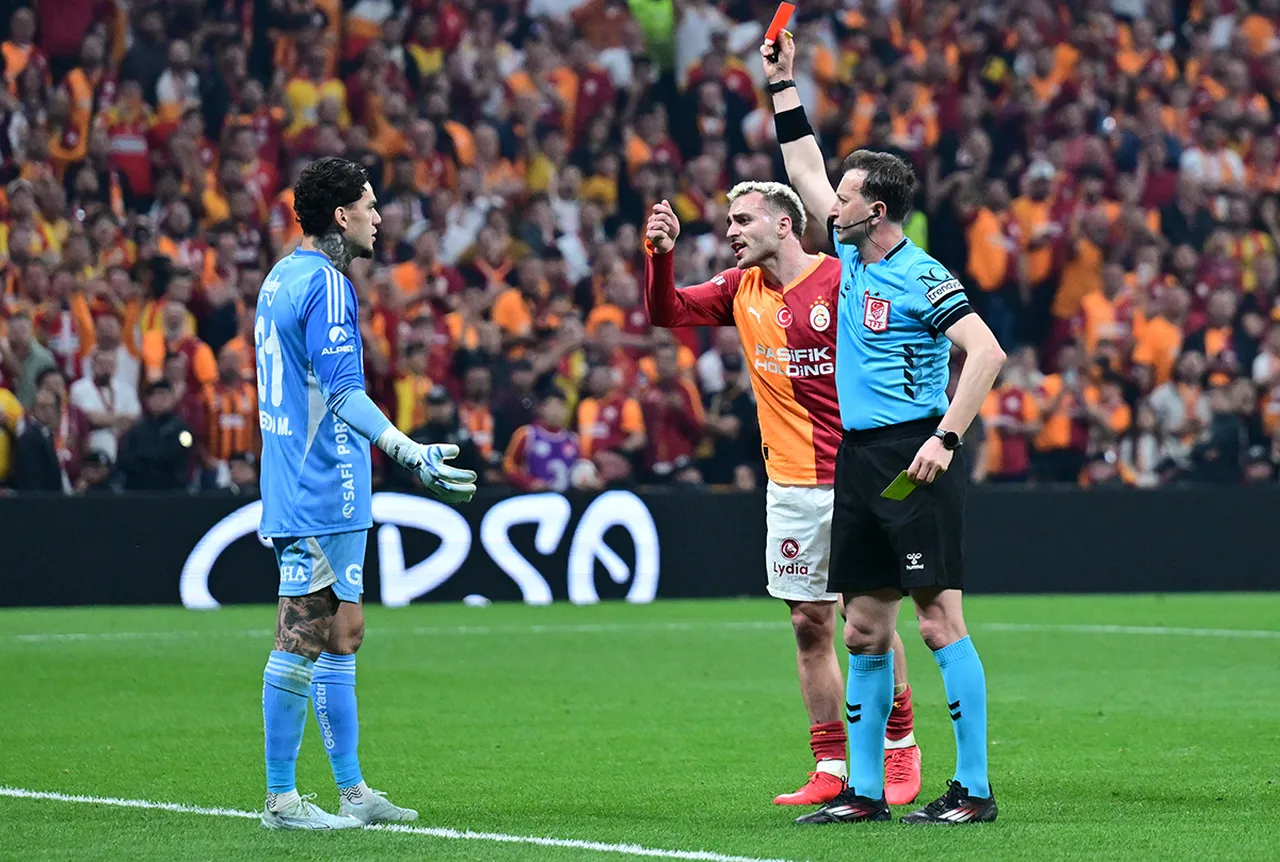 Ederson'un kırmızı kart gördüğü an.