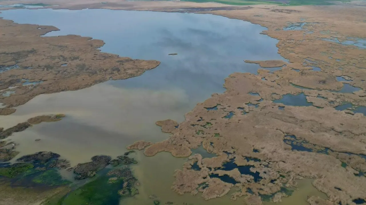 Kuraklık alarmı verilen Eber Gölü’nde su seviyesi yükseldi! Karaya vuran kayıklar yeniden suda 