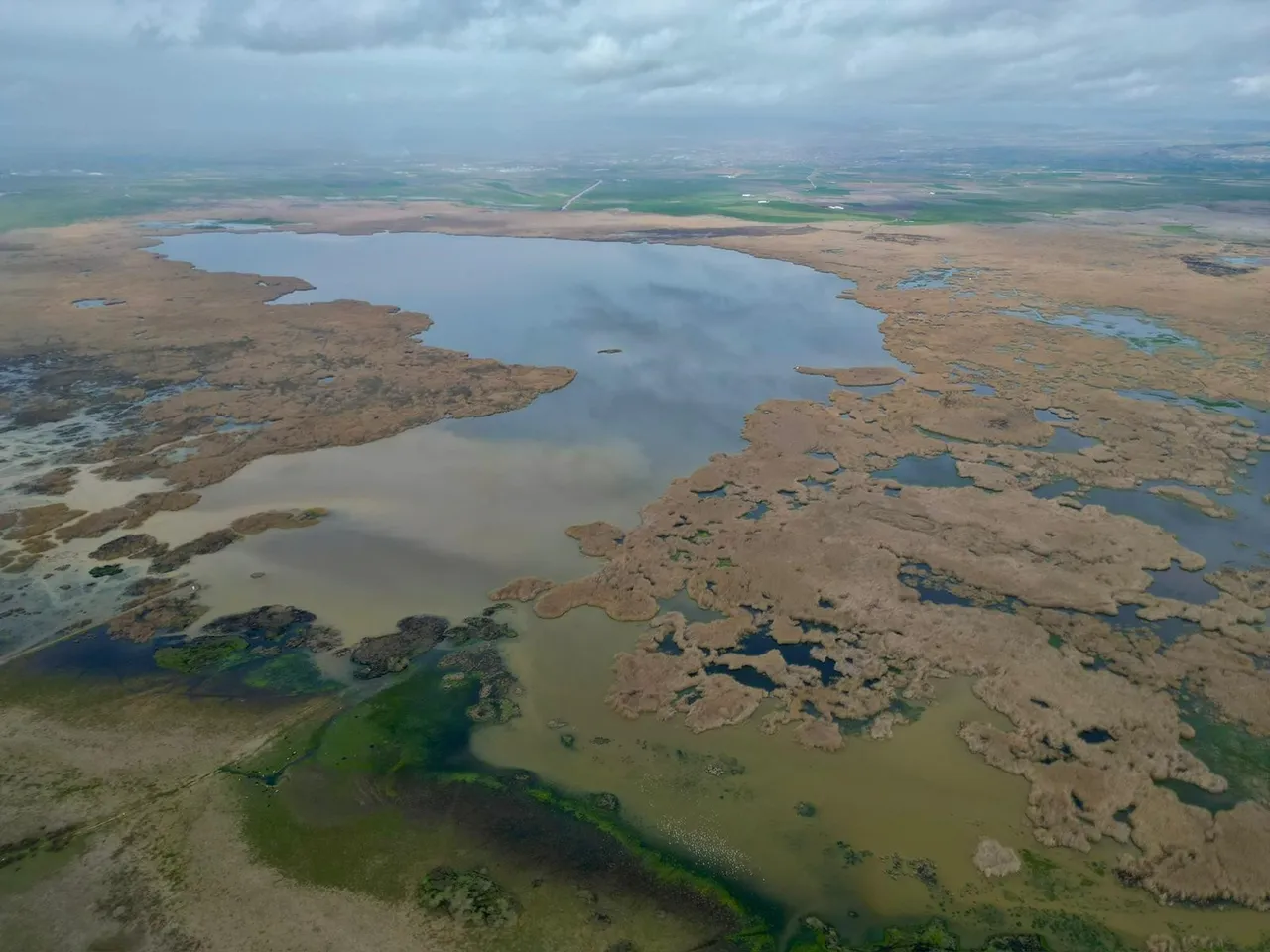 Kuraklık alarmı verilen Eber Gölü’nde su seviyesi yükseldi! Karaya vuran kayıklar yeniden suda