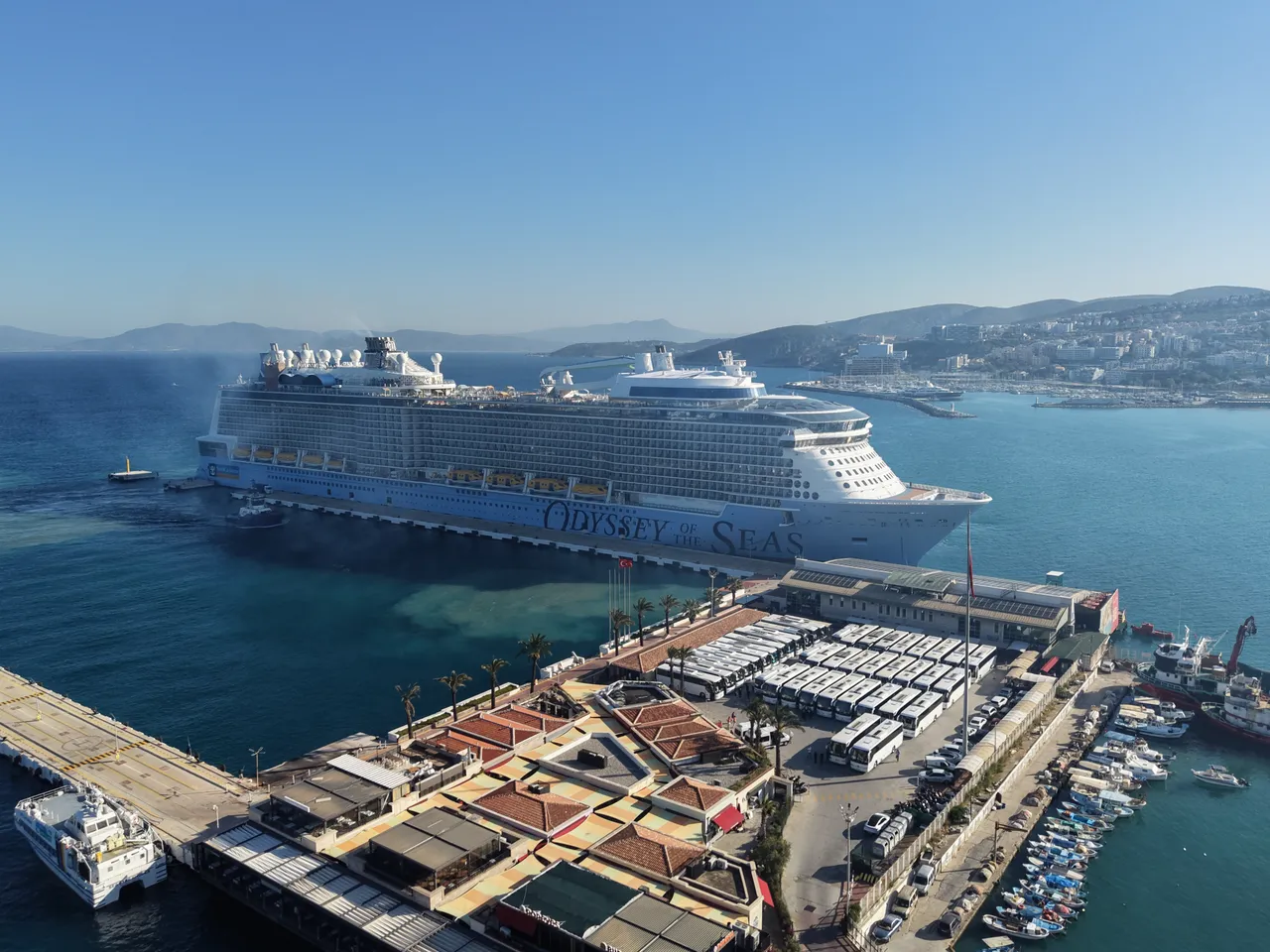 Marmaris ve Kuşadası'na turist akını! Dev gemiler limana yanaştı