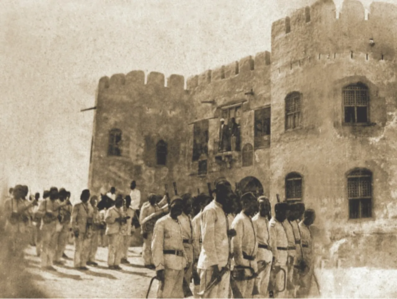 Gayretiye Kışlası ve Türk askerleri